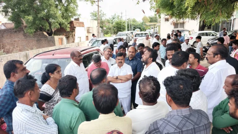 MLA Consoles Family : అనుమానాస్పద మృతిపై ఎమ్మెల్యే పరామర్శ.. WhatsApp Image 2026-08-12 at 18.30.13