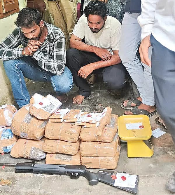 SI Constable Friendship Ganja Gang : గంజాయి బ్యాచ్తో ఎస్సై, కానిస్టేబుళ్ల దోస్తాన్ WhatsApp Image 2026-08-14 at 21.54.32