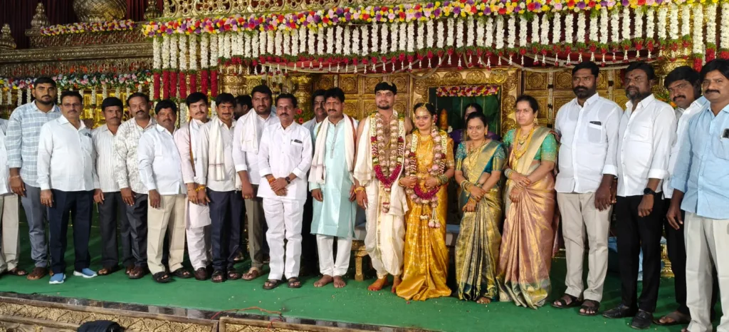 Ravindra Kumar : నూతన వధూవరులను ఆశీర్వదించిన మాజీ శాసనసభ్యులు రవీంద్ర కుమార్. WhatsApp Image 2026-08-23 at 14.49.57