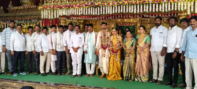 Ravindra Kumar : నూతన వధూవరులను ఆశీర్వదించిన మాజీ శాసనసభ్యులు రవీంద్ర కుమార్. WhatsApp Image 2026-08-23 at 14.49.57