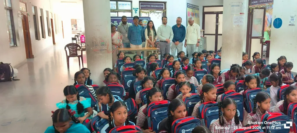 Bags Distribution : ప్రభుత్వ పాఠశాల విద్యార్థులకు బ్యాగుల పంపిణి Bags Distribution