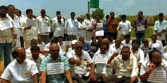Contractors Stage Protest : జనసేన పార్టీ కార్యాలయం ఎదుట కాంట్రాక్టర్ల ధర్నా! WhatsApp Image 2026-08-25 at 17.34.02