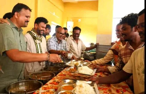 Union Minister : అన్నా క్యాంటీన్ లో భోజనం చేసిన కేంద్రమంత్రి. WhatsApp Image 2026-08-27 at 18.58.36