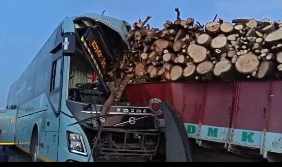 Bus Collides with Lorry : లారీని ఢీకొట్టిన బస్సు, తీవ్ర గాయాలు పదిమందికి. WhatsApp Image 2026-08-28 at 14.20.31