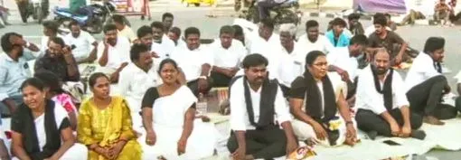Protests Demand Justice : బస్సు ఢీకొని ఏడుగురు మృతి, బాధితులకు న్యాయం చేయాలని ఆందోళన. WhatsApp Image 2026-08-28 at 14.51.45