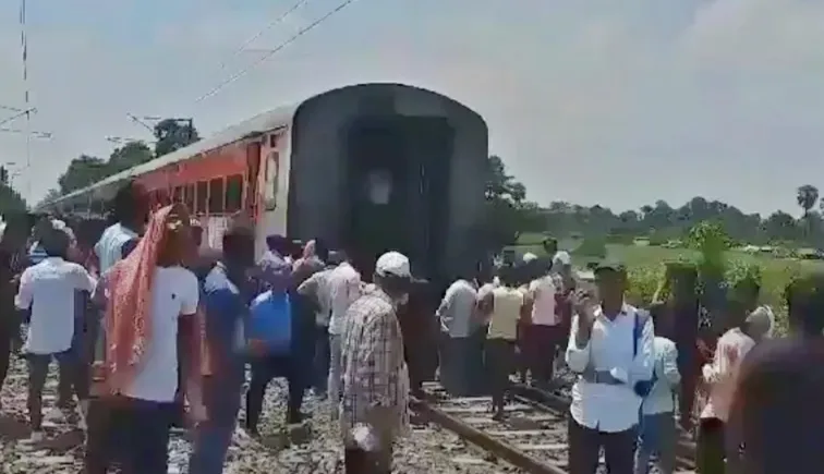 Smoke Spotted : ఏపీ సంపర్క్ క్రాంతి ఎక్స్ప్రెస్లో పొగలు Smoke Spotted