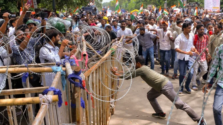Police Lathi-charge Students : విద్యార్థులపై పోలీసుల లాఠీఛార్జ్ image (61)
