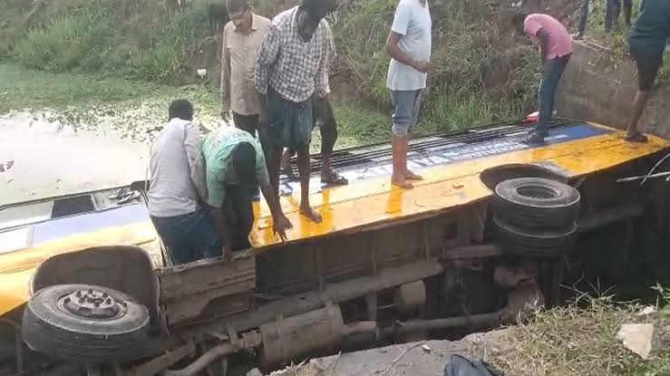 School Bus Overturns : పల్టీ కొట్టిన శ్రీచైతన్య స్కూల్ బస్సు images (16)