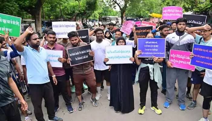 Unemployed Youth Protest : ఇందిరా పార్క్ చౌరస్తాలో నిరుద్యోగుల మెరుపు ధర్నా images (9)