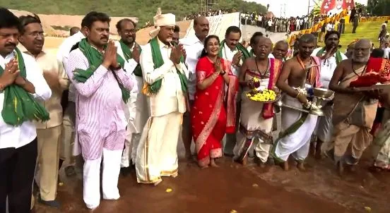 CM Performs Jala Harathi : జల హారతి ఇచ్చిన ముఖ్యమంత్రి. CM Performs Jala Harathi