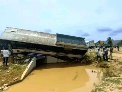 Bus Overturns : బస్సు బోల్తా, 20 మందికి గాయాలు. Bus Overturns