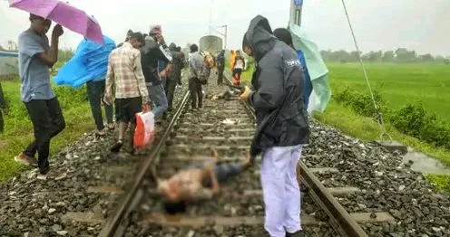 Four Youths Killed : రైలు ఢీకొని నలుగురు యువకుల మృతి. Four youths killed
