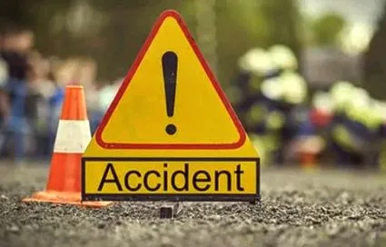 Auto-Rickshaw Overturns : ఆటో బోల్తా , ఒకరి మృతి. Auto-rickshaw overturns