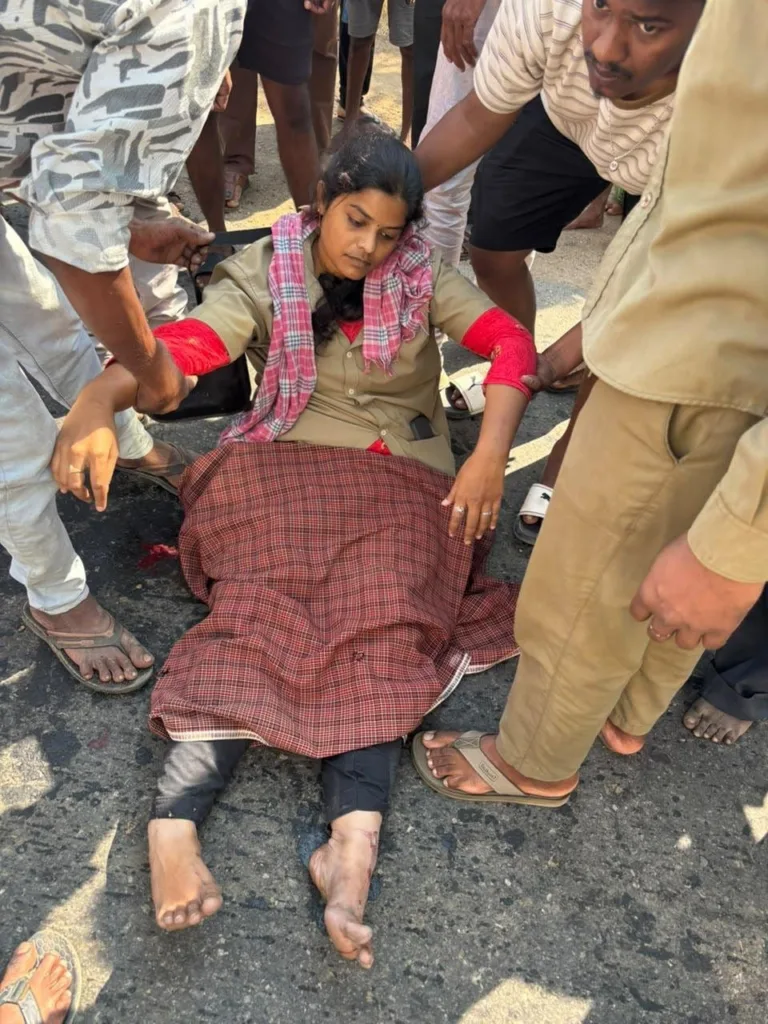 Passenger Pushes Conductor : బస్సులో నుంచి కండక్టర్ను తోసేసిన ప్రయాణికురాలు! passenger pushes conductor