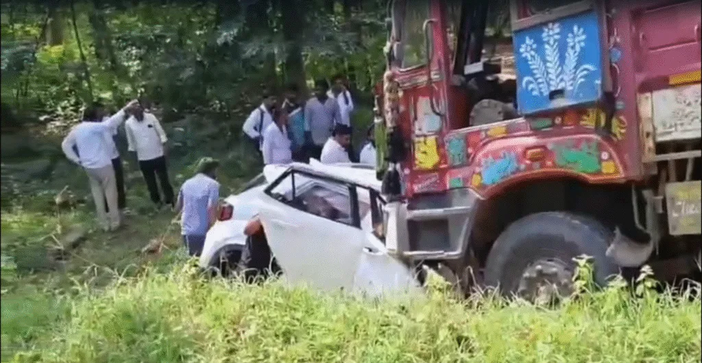Horrific Road Accident : ములుగు జిల్లాలో ఘోర రోడ్డు ప్రమాదం Horrific Road Accident