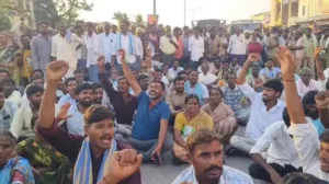 Farmers Road Blockade : ధాన్యానికి మద్దతు ధర తగ్గించారని రైతుల రాస్తారోకో images (9)